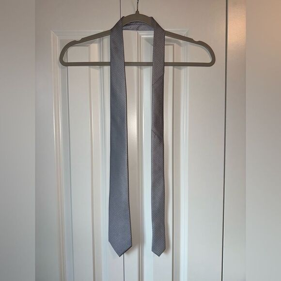 Calibrate Anser Solid Silk Tie in Charcoal - Picture 2 of 8